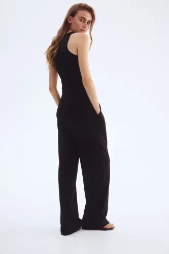 Stylish, high-waisted trousers. - 4
