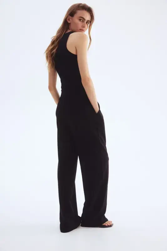 Stylish, high-waisted trousers. - 4