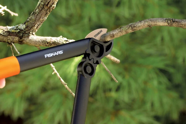 Сучкорез Fiskars PowerGear Titanium (15 дюймов), с храповым механизмом, черно-оранжевый, 1 штука. - 5