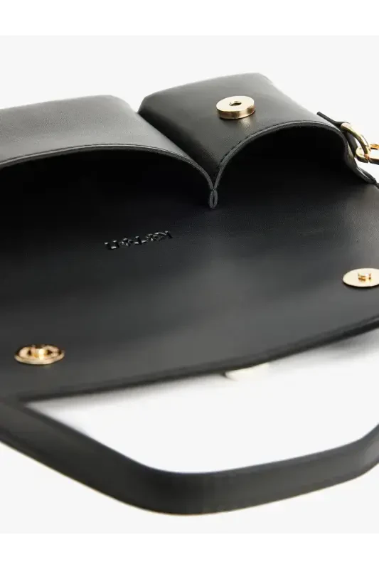 Сумка-багет с клапаном на ремешке из искусственной кожи - черная - 4