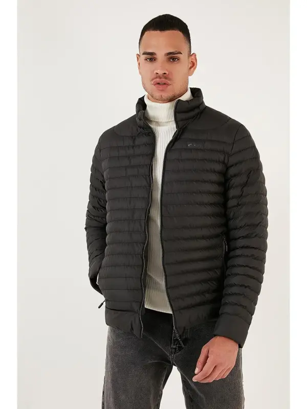 Suv o‘tkazmaydigan slim fit cho‘ntakli tik yoqali puffli kurtka 649010-Qora - 2