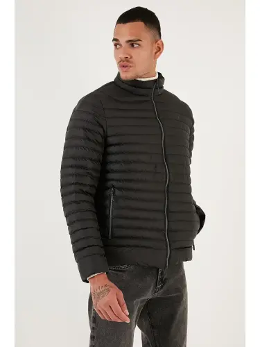 Suv o‘tkazmaydigan slim fit cho‘ntakli tik yoqali puffli kurtka 649010-Qora - 3