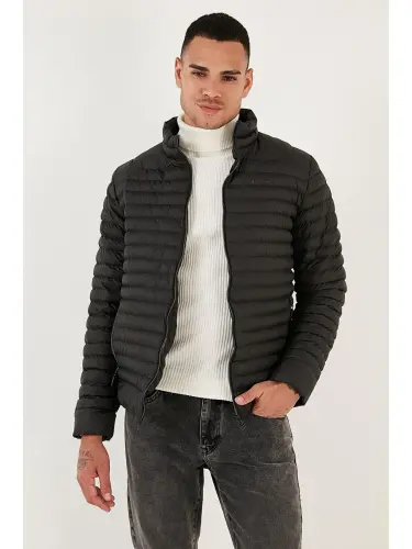 Suv o‘tkazmaydigan slim fit cho‘ntakli tik yoqali puffli kurtka 649010-Qora - 4