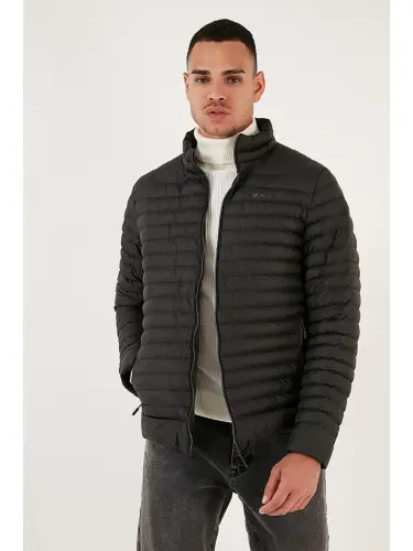 Suv o‘tkazmaydigan slim fit cho‘ntakli tik yoqali puffli kurtka 649010-Qora - 2