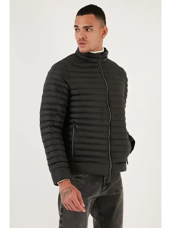 Suv o‘tkazmaydigan slim fit cho‘ntakli tik yoqali puffli kurtka 649010-Qora - 3