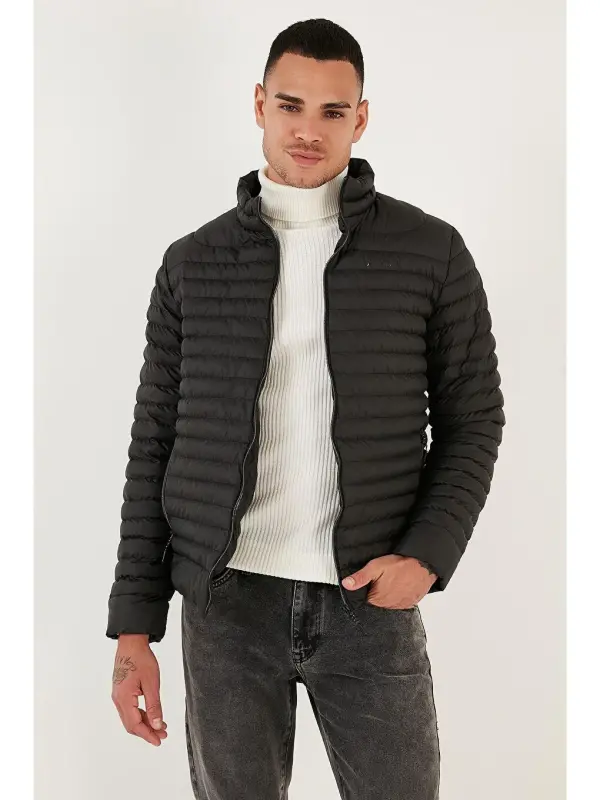 Suv o‘tkazmaydigan slim fit cho‘ntakli tik yoqali puffli kurtka 649010-Qora - 4