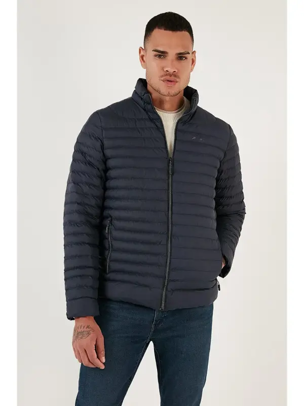 Suv o'tkazmaydigan Slim Fit cho'ntakli tik yoqali shishirilgan kurtka 649010-To'q ko'k - 4