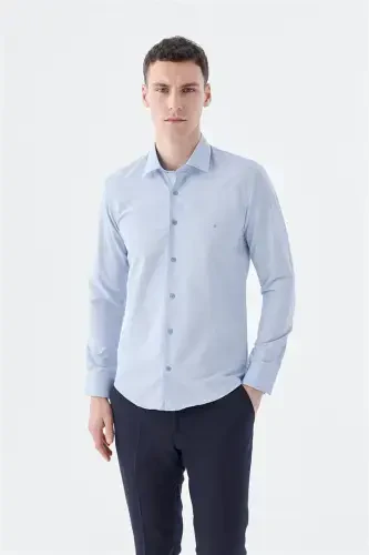 Светло-голубая классическая рубашка slim fit с длинными рукавами и классическим воротником. 