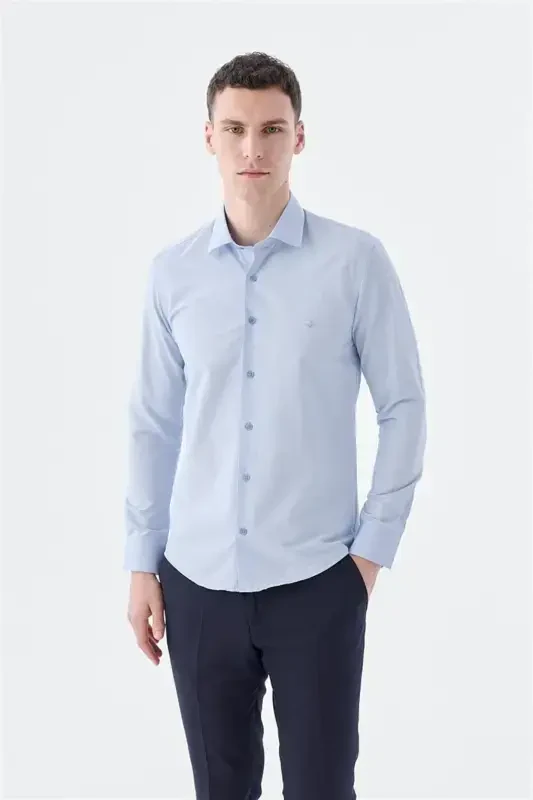 Светло-голубая классическая рубашка slim fit с длинными рукавами и классическим воротником. - JAKAMEN