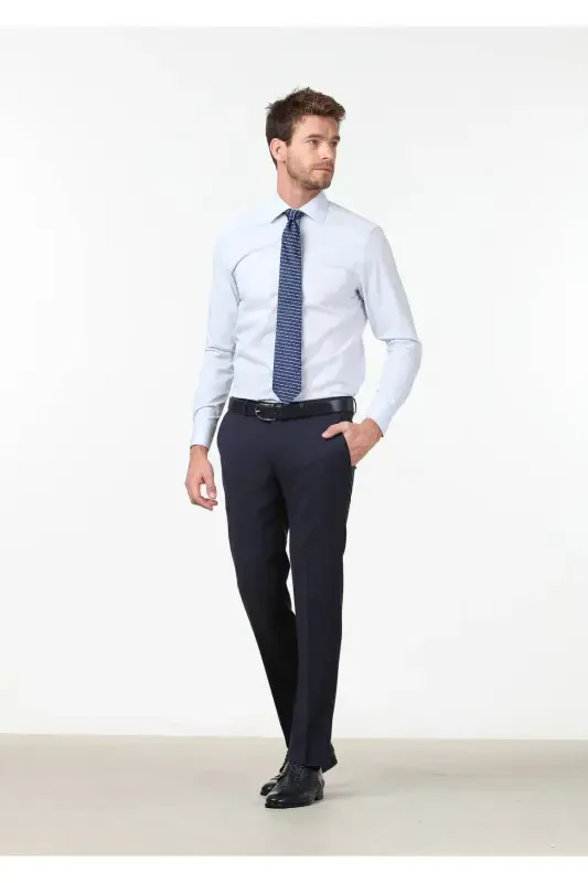 Светло-синяя однотонная рубашка прямого кроя из хлопковой ткани. - 2