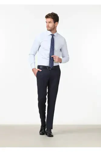 Светло-синяя однотонная рубашка прямого кроя из хлопковой ткани. - 3