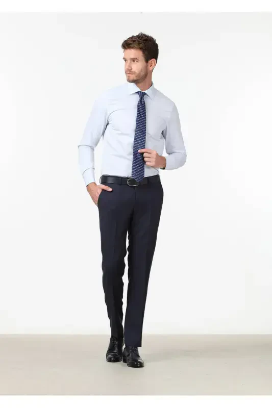 Светло-синяя однотонная рубашка прямого кроя из хлопковой ткани. - 3