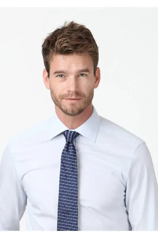 Светло-синяя однотонная рубашка прямого кроя из хлопковой ткани. - 4