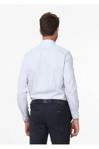 Светло-синяя однотонная рубашка прямого кроя из хлопковой ткани. - 5