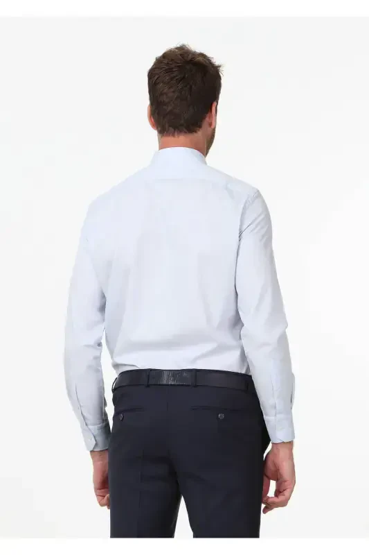 Светло-синяя однотонная рубашка прямого кроя из хлопковой ткани. - 5