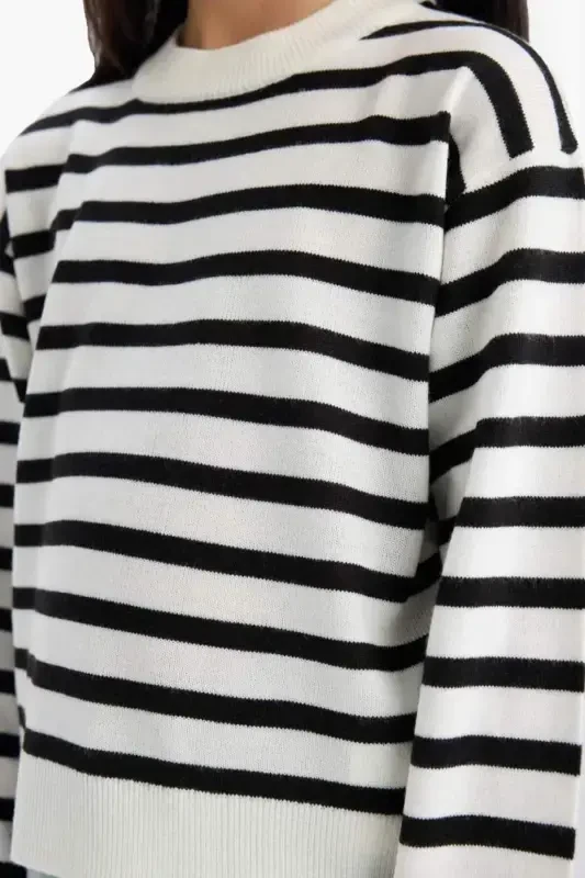 Свитер с круглым вырезом для девочек стандартной посадки C6903A824AU - 4