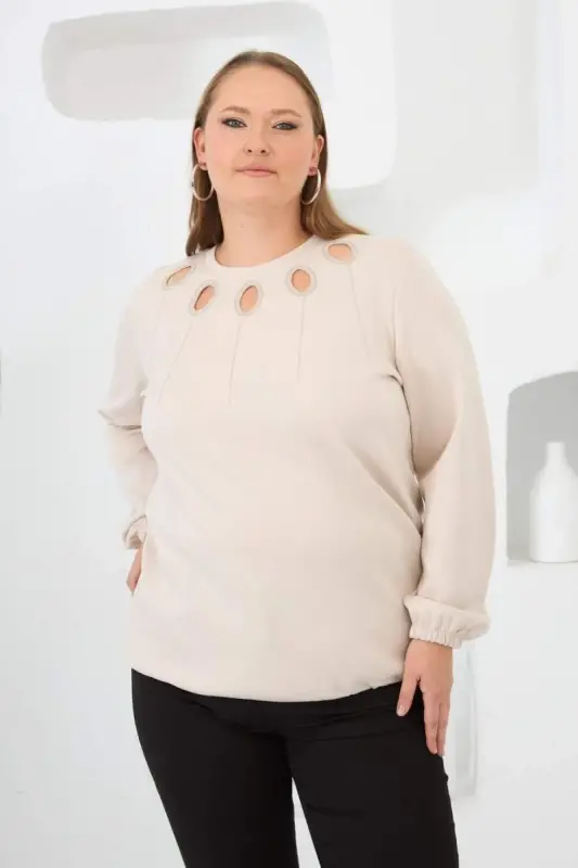 Свитшот кремового цвета большого размера с деталями на воротнике, рукавах и сборками по низу - 1