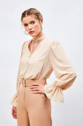 Свободная блузка с деталью завязки на воротнике - БЕЖЕВЫЙ - Sateen (1)
