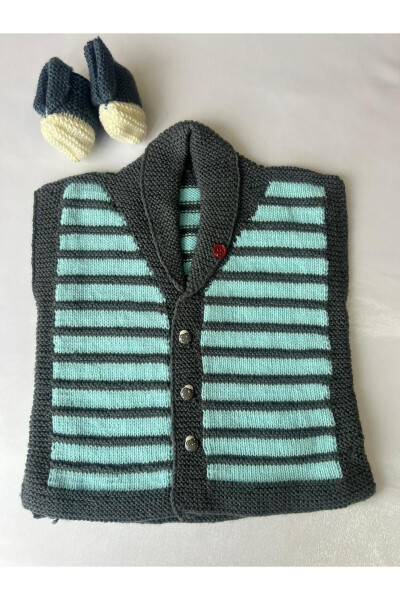 Sweater and booties for a newborn baby boy. - 1