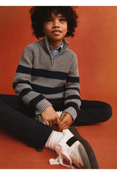 Sweater with zippered collar - 5