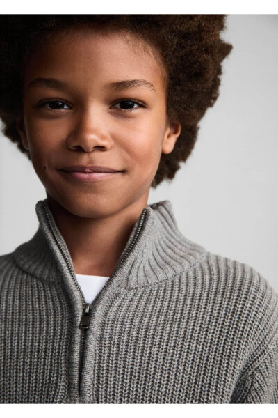 Sweater with zippered collar - 8