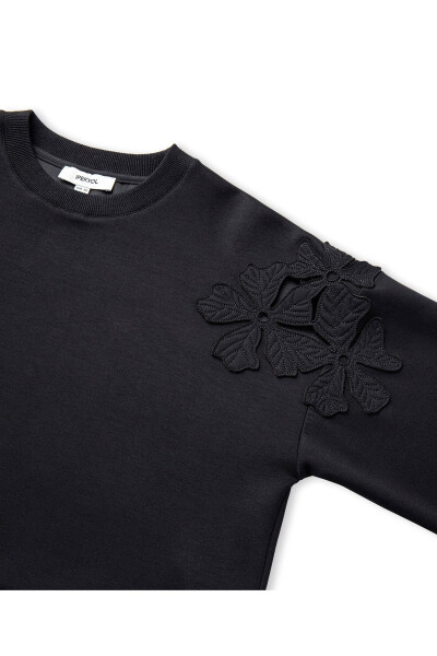 Sweatshirt with flower appliqué - 11