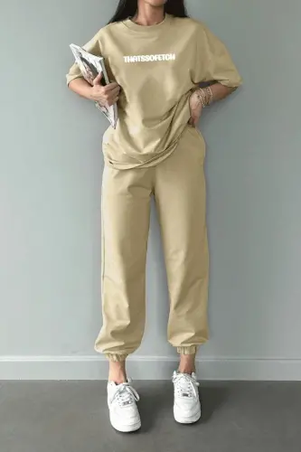 T-Shirt Eşofman Altı Jogger - Bej Baskılı Alt Üst Eşofman Takımı Oversize Bisiklet Yaka - DUBU BUTİK (1)