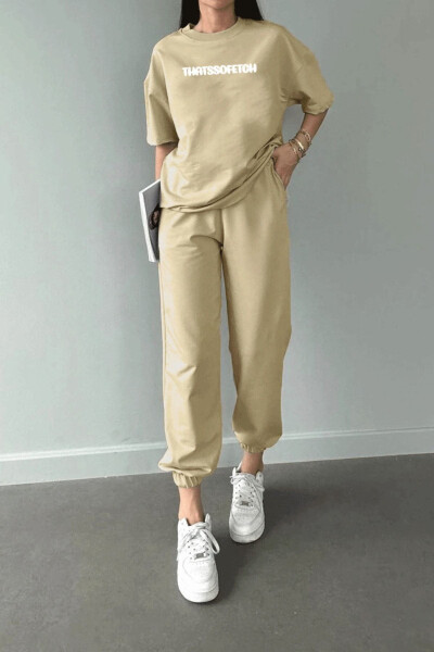 T-shirt Jogger Shimlari - Bej Bosilgan Yuqori va Pastki Sport Kostyumi Oversize Velosiped Yaka - DUBU BUTİK