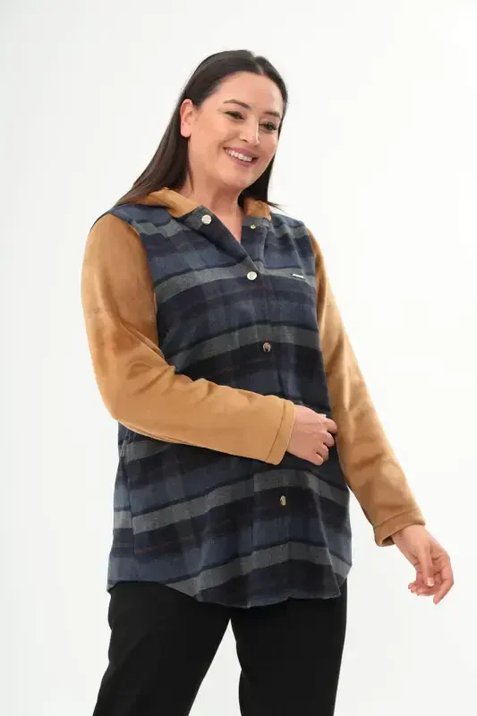 Tartan naqshlari, tugmalar bilan mahkamlangan cho'ntaklar va detallari ko'k rangdagi qisqa palto - 2