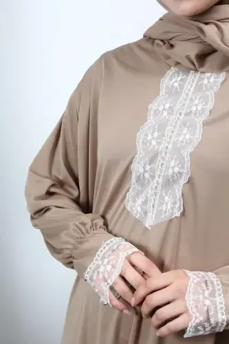 Tek Parça Başörtülü Dantelli Kadın Mevsimlik Namaz Elbisesi, Namaz Kıyafeti, Dökümlü Ferace-Kahverengi - KUTAY COLLECTION (1)