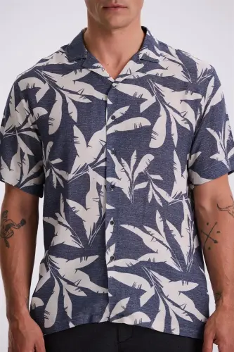 Темно-синяя классическая рубашка с короткими рукавами из смесового льна, с узором, воротником-апаш и свободным кроем - 3