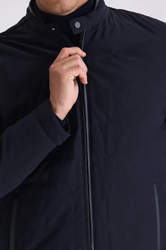 Темно-синяя комфортная куртка с высоким воротником и передней застежкой-молнией - 3