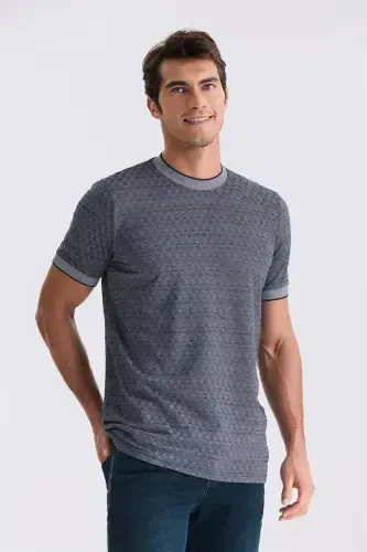 Тёмно-синяя облегающая футболка с круглым вырезом - 2