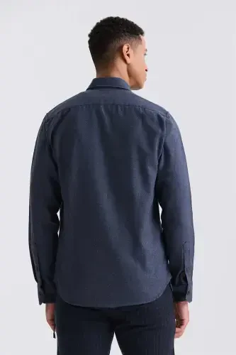 Тёмно-синяя облегающая сорочка с воротником на пуговицах - 4