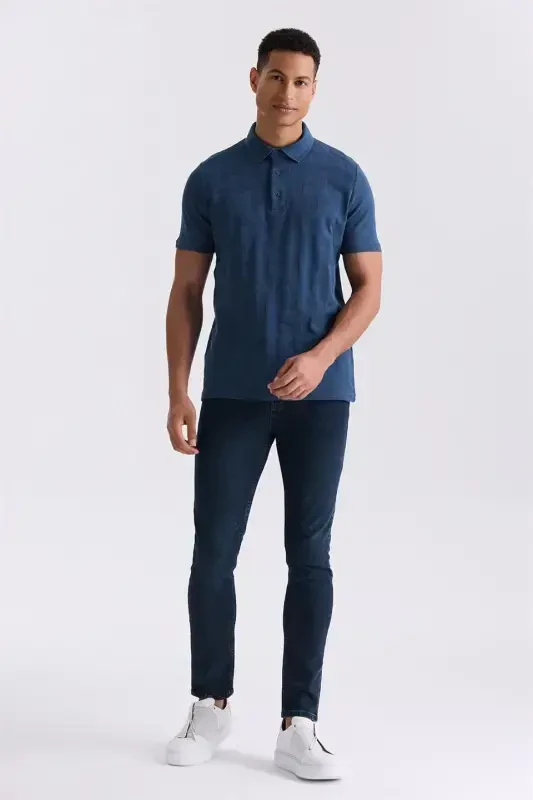 Тёмно-синяя приталенная узорчатая футболка поло - 2