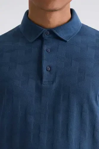 Тёмно-синяя приталенная узорчатая футболка поло - 3