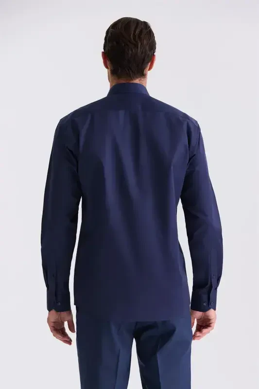 Темно-синяя рубашка Classic Fit из 100% хлопка - 4