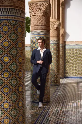 Темно-синий приталенный двубортный костюм с карманами-портфелями - JAKAMEN (1)