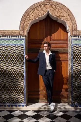 Темно-синий приталенный двубортный костюм с карманами-портфелями - 4