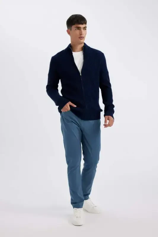 Темно-синий свитер с воротником-стойкой, застежкой на молнию и структурой в рубчик темно-синего цвета - 2