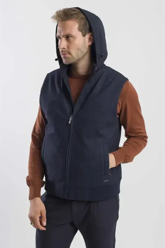 Тёмно-синий жилет с капюшоном Comfort Fit с рисунком и съемным капюшоном - 2