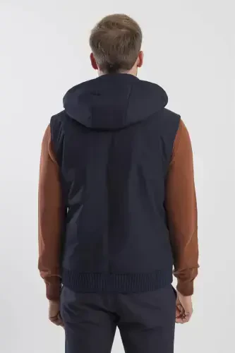 Тёмно-синий жилет с капюшоном Comfort Fit с рисунком и съемным капюшоном - 4