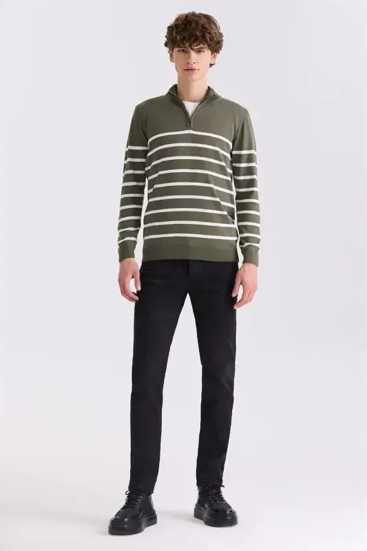 Тёмно-зелёный свитер-поло с облегающим кроем - 2