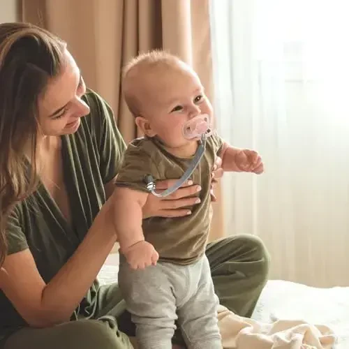 TenderBabe Силиконовый держатель для пустышки для девочек и мальчиков, упаковка из 6 мягких гибких зажимов Paci Binky с цельной конструкцией. - 5