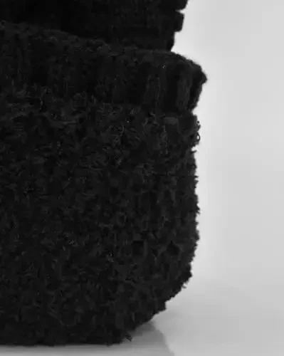 Теплая объемная мягкая трикотажная шапка с козырьком из флиса с мягкой подкладкой. - 4