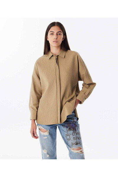 Textured shirt with zipper closure. - 1