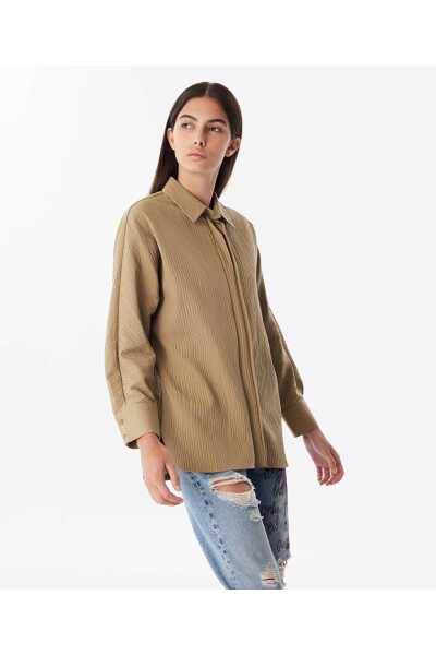 Textured shirt with zipper closure. - 2