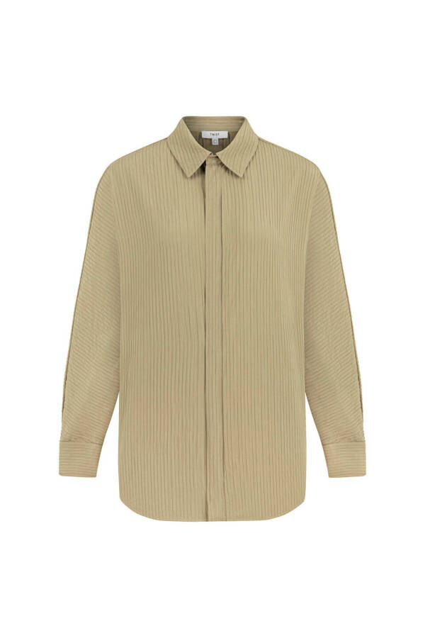 Textured shirt with zipper closure. - 3