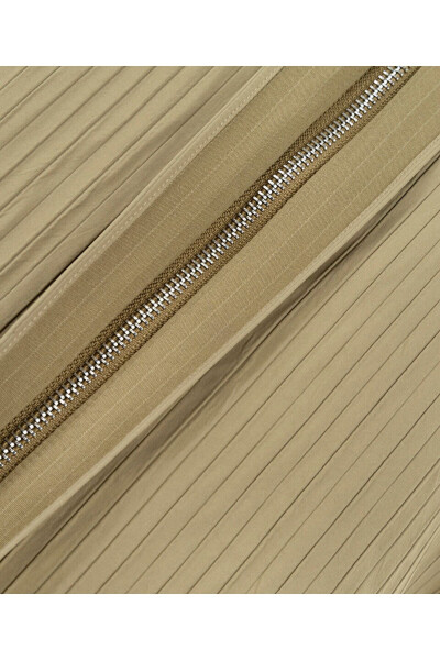 Textured shirt with zipper closure. - 4