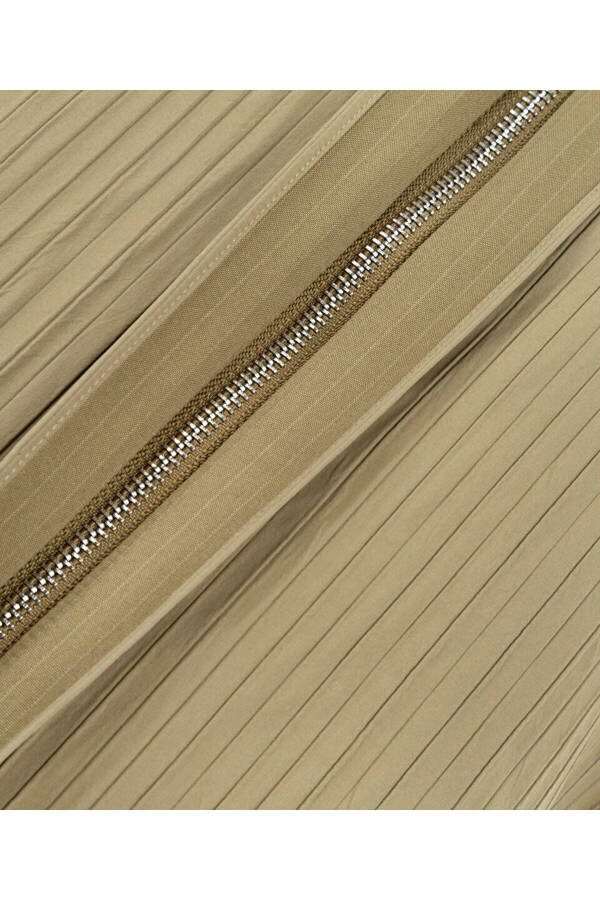 Textured shirt with zipper closure. - 4